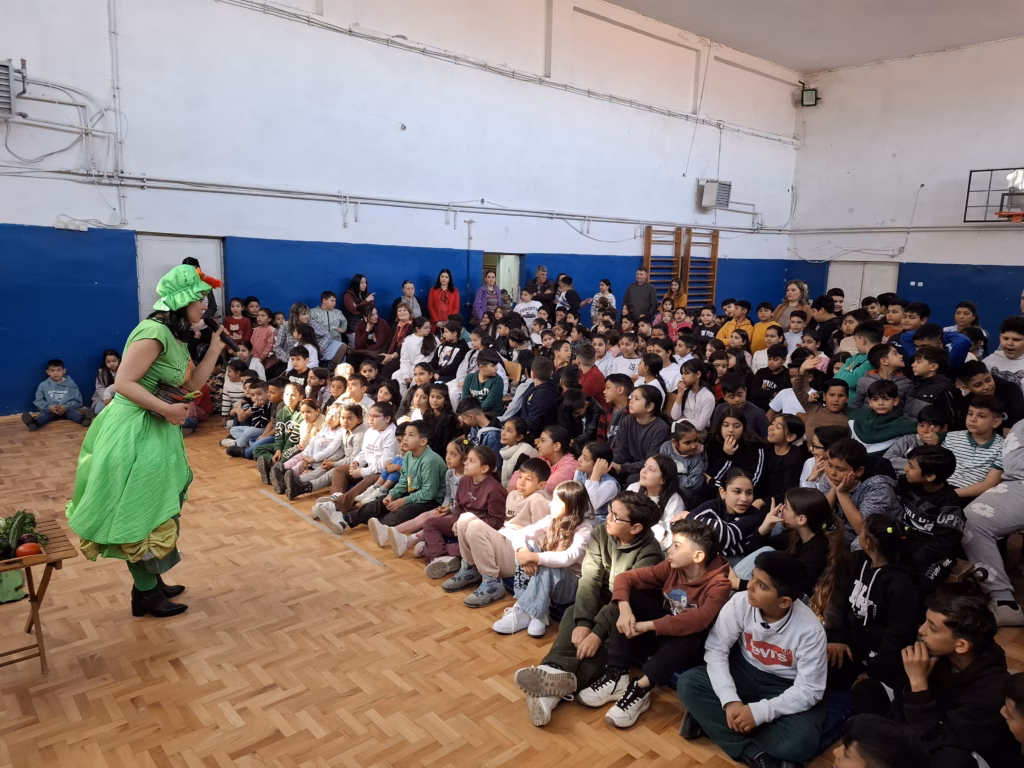 На забавен начин пренесуваме пораката дека сите треба здраво да се храниме. Театарска претстава во изведба на ,,Арт култ-ура".